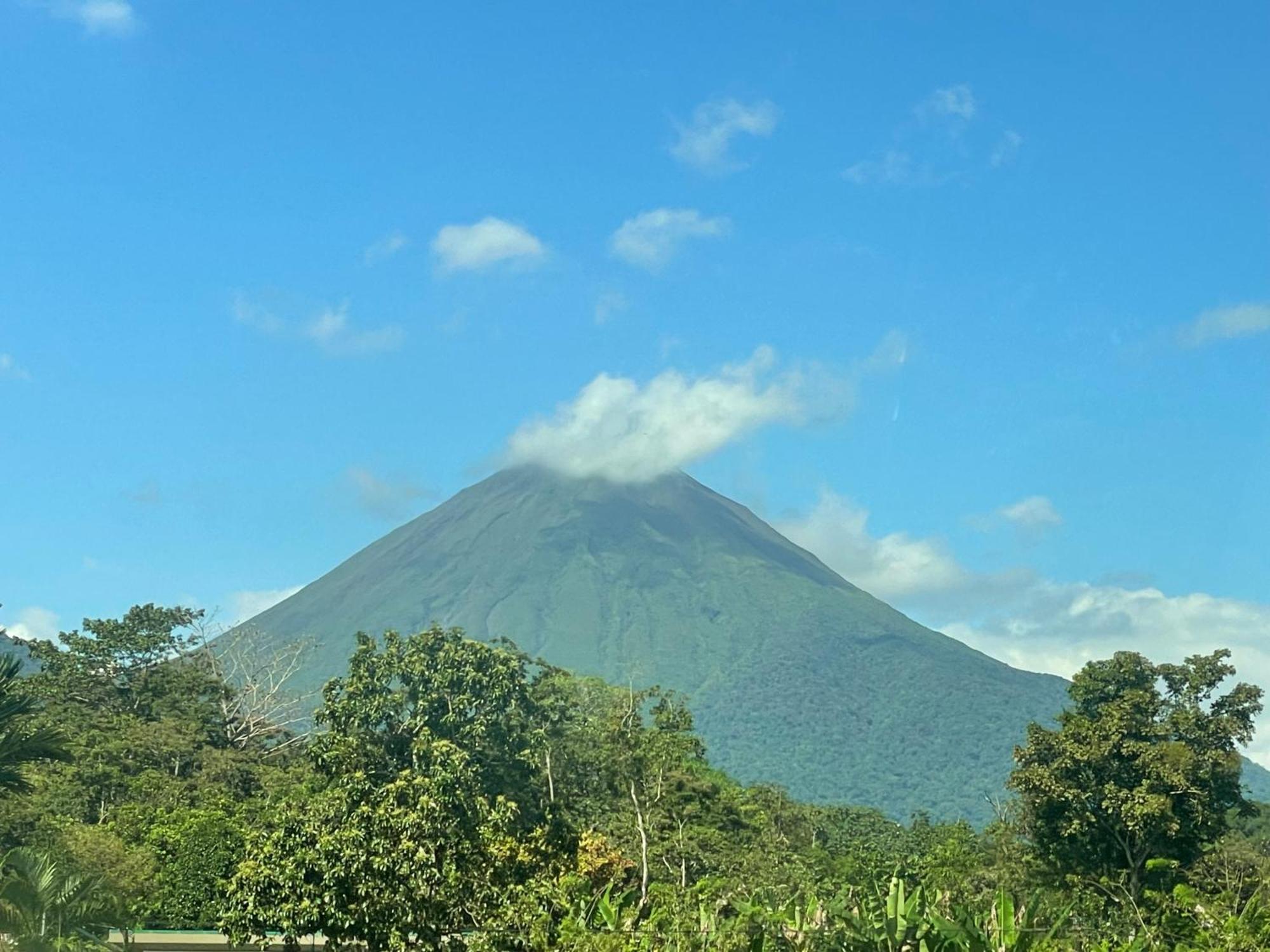 Hotel Tierra De Volcanes La Fortuna Esterno foto