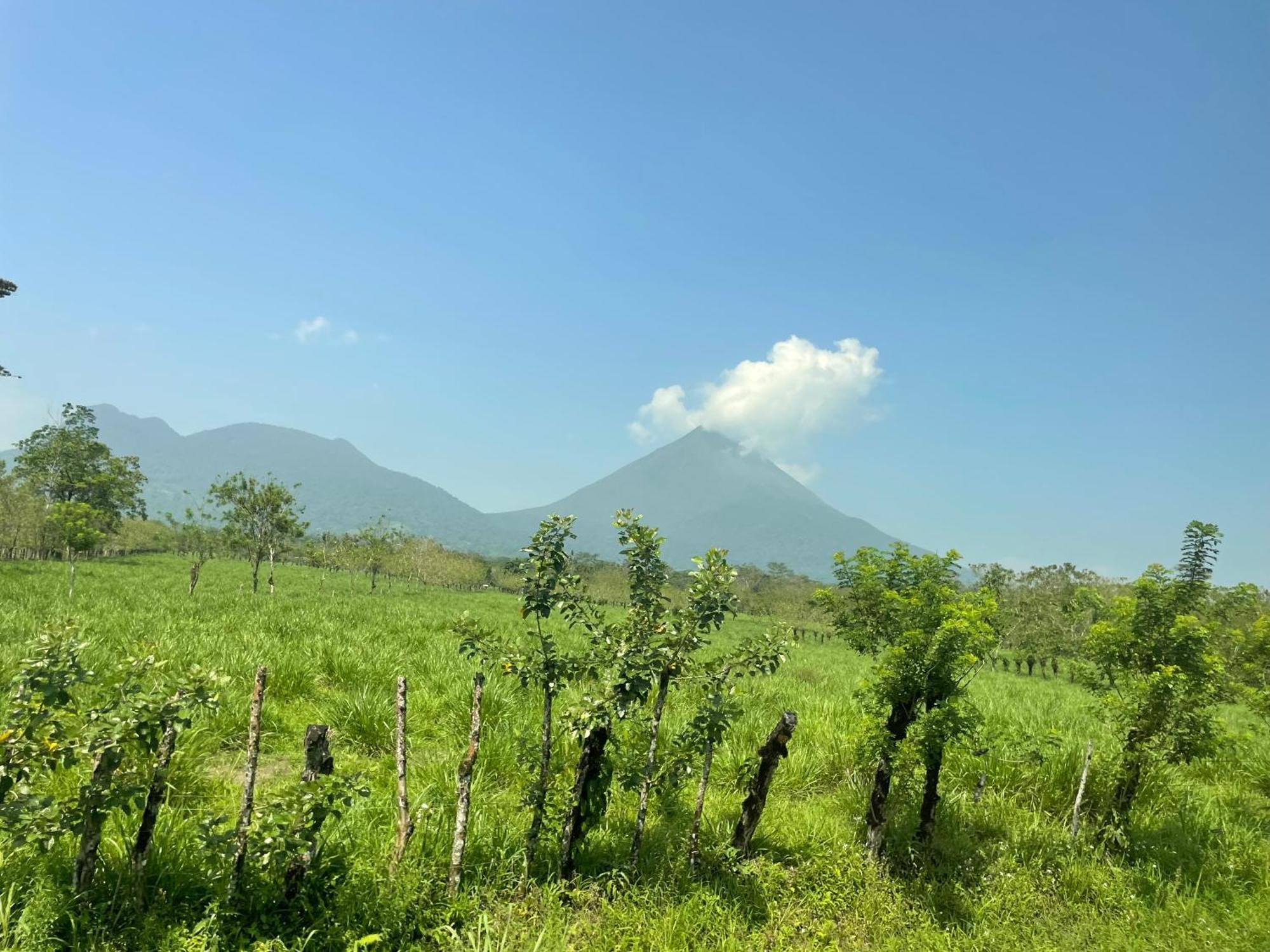 Hotel Tierra De Volcanes La Fortuna Esterno foto